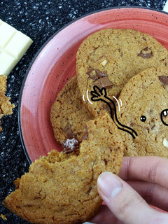 Una foto de Galletas con chispas de chocolate (tres chocolates) + trucos