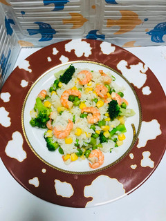 Una foto de Arroz Especial con vegetales y camarón!