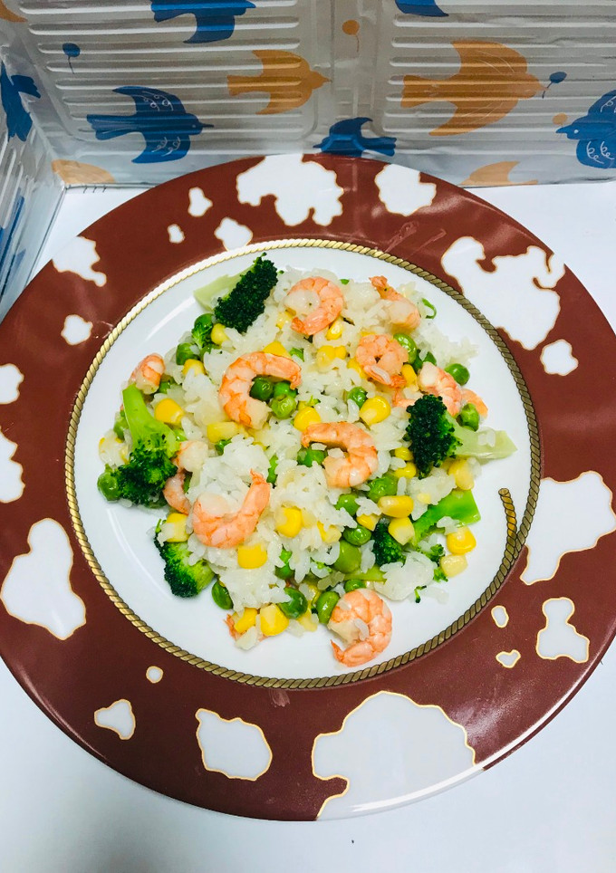 Una foto de Arroz Especial con vegetales y camarón!