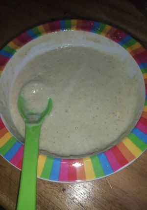 A picture of Oatmeal, apple and date. from 6 months.