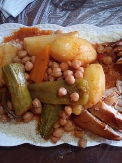 صورة لوصفة كسكسي بالمرق والدجاج والخضار