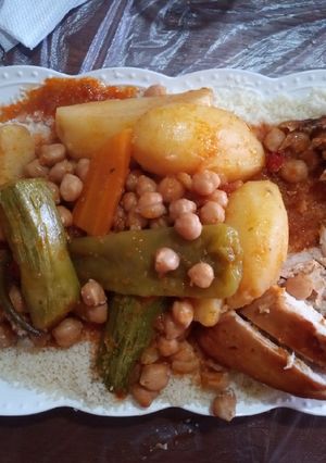 صورة لوصفة كسكسي بالمرق والدجاج والخضار