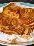 Tarta rápida de manzana con hojaldre y mermelada