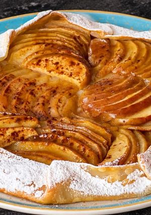 Una foto de Tarta rápida de manzana con hojaldre y mermelada