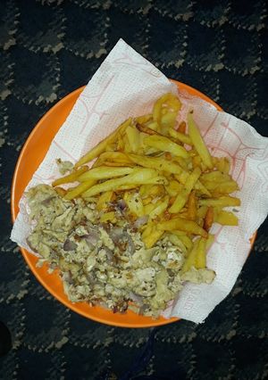 A picture of Potatoes Chip and Scrambled eggs.