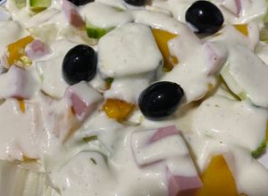 Una foto de Ensalada con persimón y vinagreta con yogures bífidus