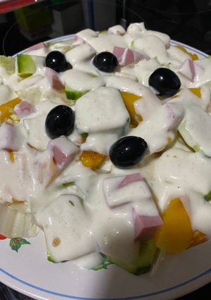 Una foto de Ensalada con persimón y vinagreta con yogures bífidus