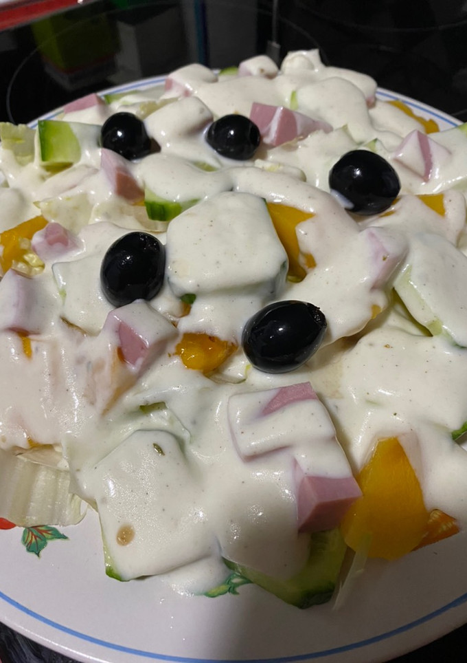 Una foto de Ensalada con persimón y vinagreta con yogures bífidus
