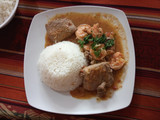 Estofado de pescado y camarones
