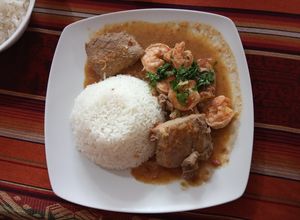 Una foto de Estofado de pescado y camarones