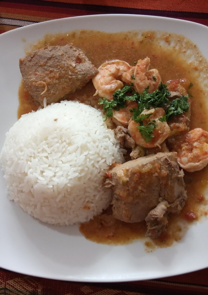 Una foto de Estofado de pescado y camarones