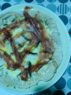 Una foto de Pizza de jamón y champiñones a la sartén 🍖🍕