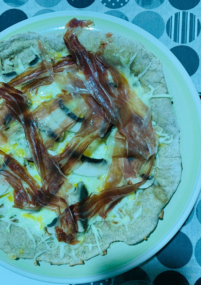 Una foto de Pizza de jamón y champiñones a la sartén 🍖🍕