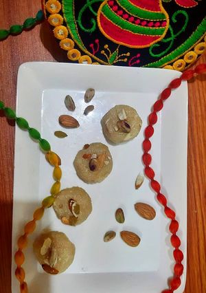 सूजी मलाई लड्डू (Suji malai Laddu recipe in hindi) रेसिपी मुख्य फोटो