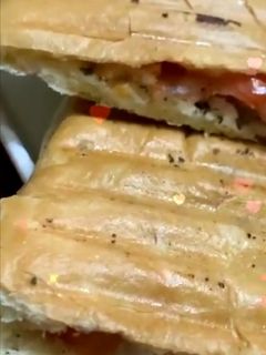 صورة لوصفة سندويش الجبنه البيضاء مع البندوره
