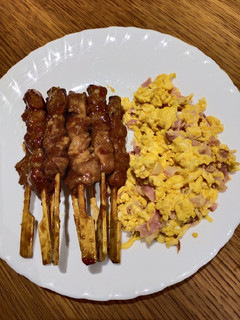 A picture of Chicken and Scramble Egg with Bacon.