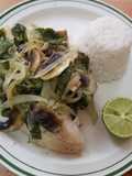 Filete de pescado con poblano y champiñones