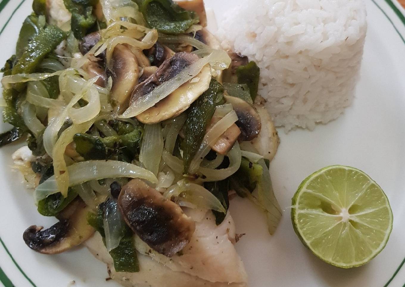 Filete de pescado con poblano y champiñones