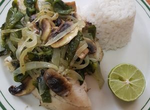 Una foto de Filete de pescado con poblano y champiñones