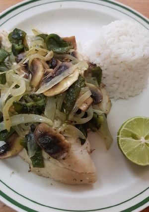 Una foto de Filete de pescado con poblano y champiñones