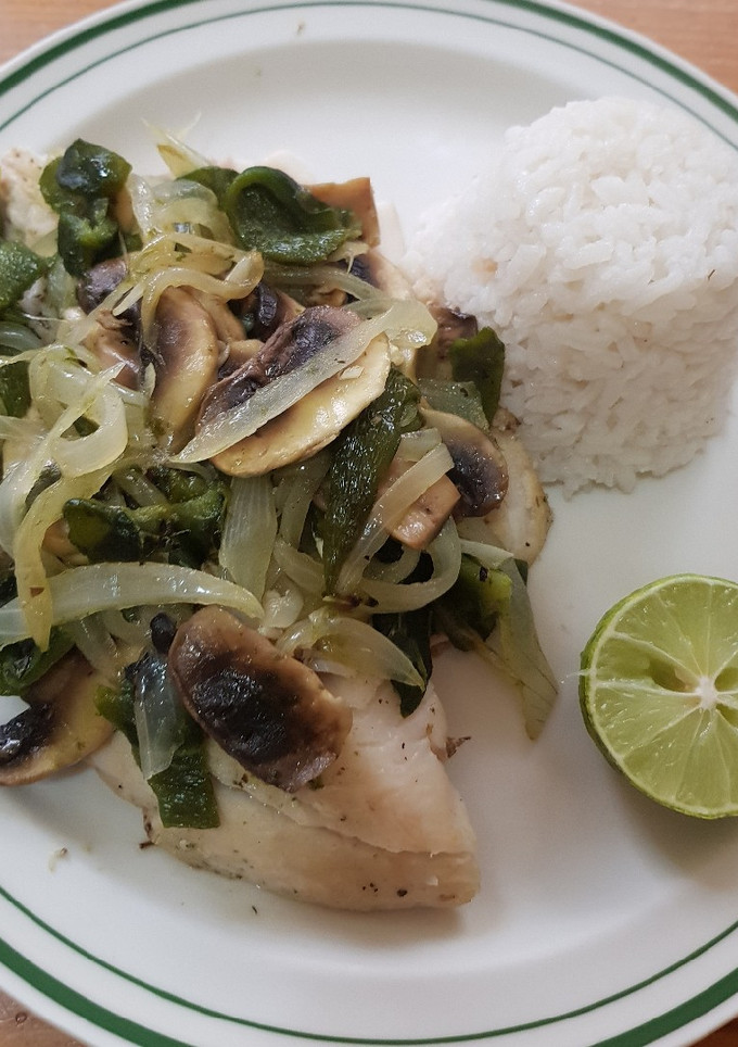 Una foto de Filete de pescado con poblano y champiñones
