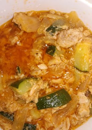 Una foto de Sofrito de calabacín con atún