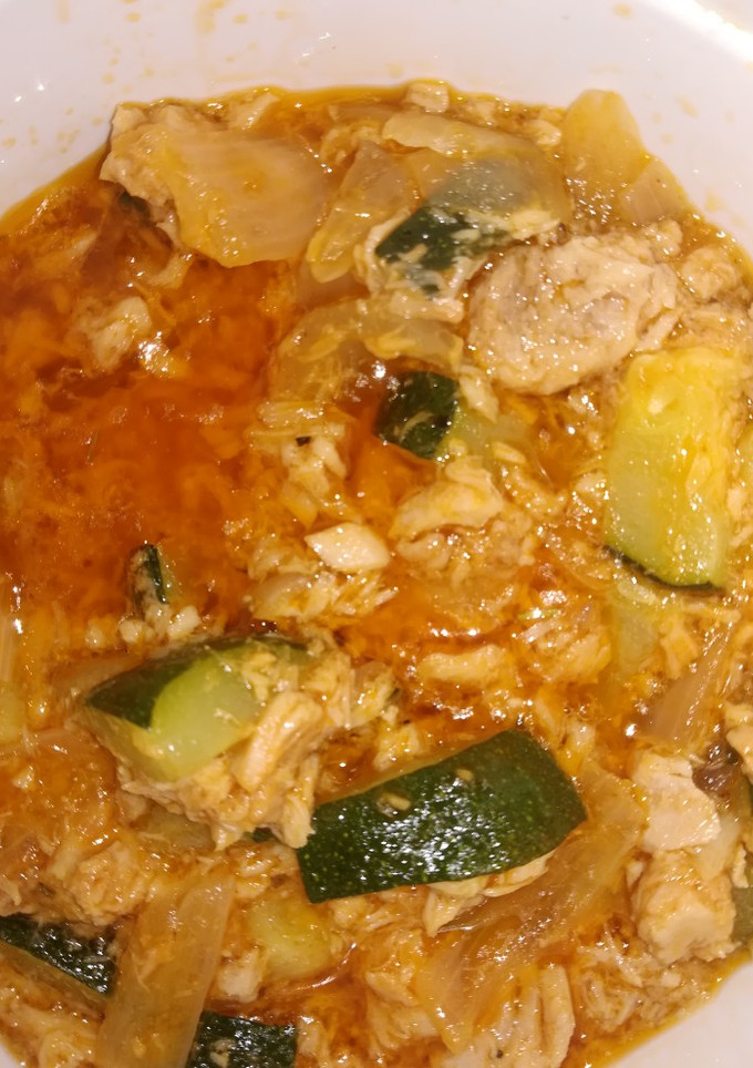 Una foto de Sofrito de calabacín con atún