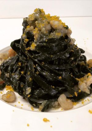 Foto di Tagliolini al nero di seppia con ragù di gamberetti e bottarga
