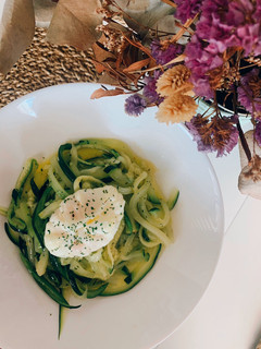 Una foto de Spaghettis de calabacín en Lékué con huevo poché