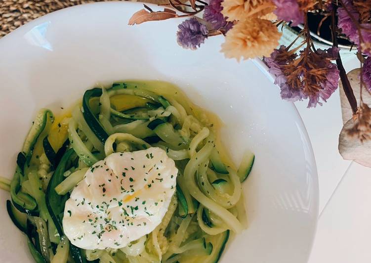 Spaghettis de calabacín en Lékué con huevo poché
