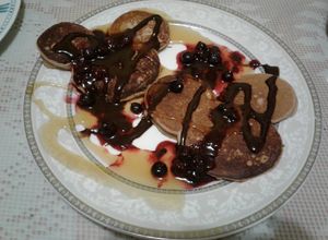 Una foto de Hotcakes sabor chocolate de Mickey Mouse 🥞🍯🍫🍓🧈