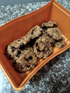 Una foto de Cookies veganas de manzana y pasas de uva 🍪🍪🍎 :)