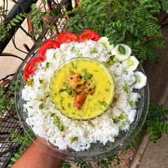 A picture of Kadhi pakora chawal.