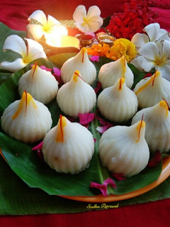 उकडीचे मोदक (Ukadiche Modak recipe in Hindi) रेसिपी मुख्य फोटो
