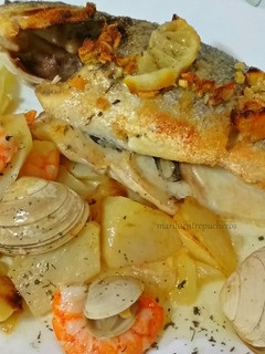 Una foto de Dorada al horno con langostinos y almejas