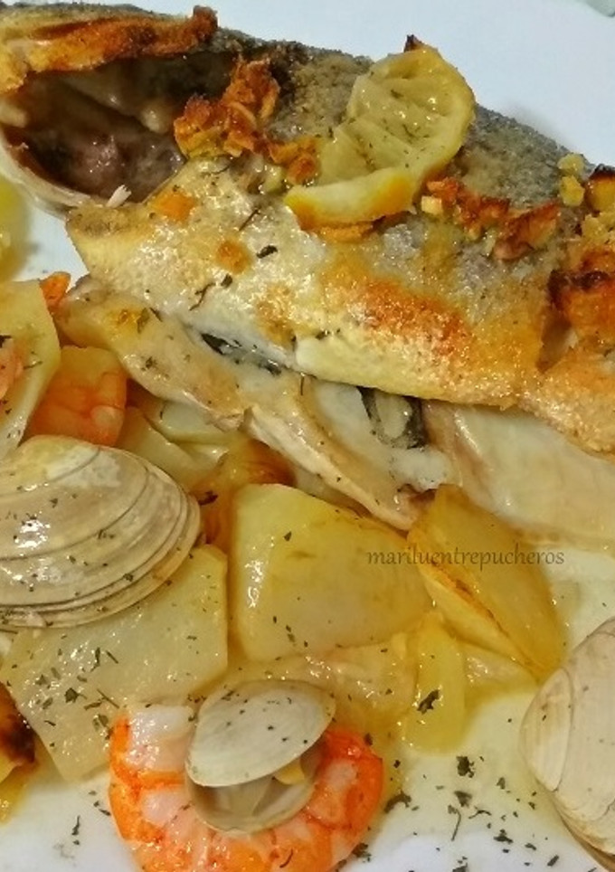 Una foto de Dorada al horno con langostinos y almejas
