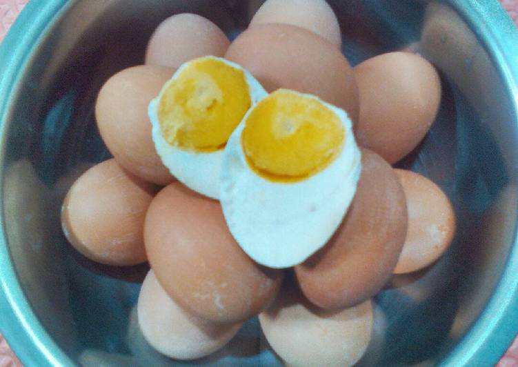 Bagaimana Menyiapkan Telur Asin yang Enak Banget