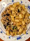 Pasta con atún de mamá, cremosa (con cebollita de verdeo, alcaparras y aceitunas negras)