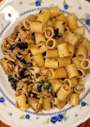 Una foto de Pasta con atún de mamá, cremosa (con cebollita de verdeo, alcaparras y aceitunas negras)