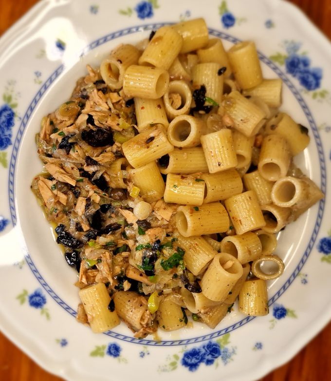 Foto principal de Pasta con atún de mamá, cremosa (con cebollita de verdeo, alcaparras y aceitunas negras)