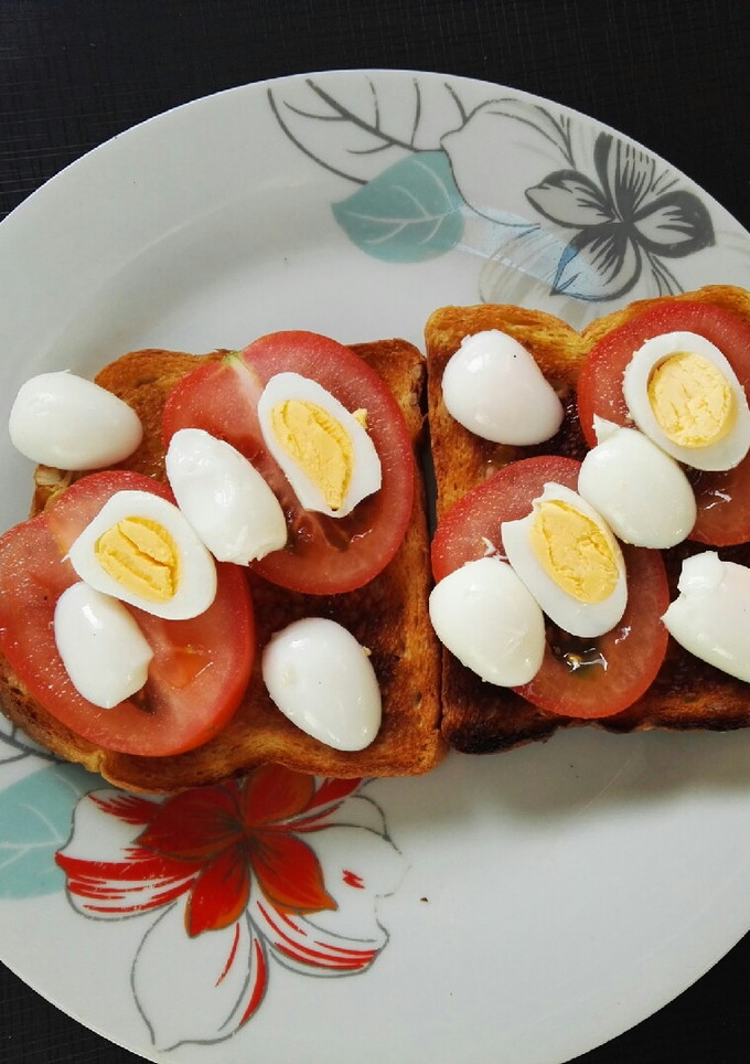 Una foto de Tostadas con huevos de codorniz y tomate