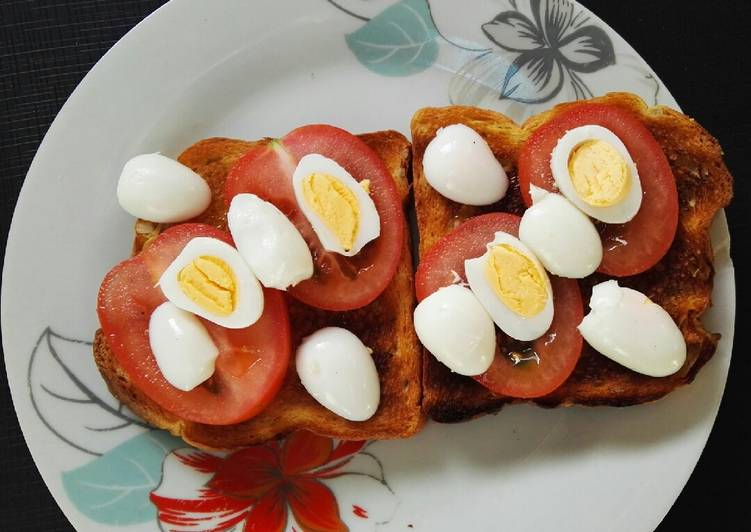 Tostadas con huevos de codorniz y tomate