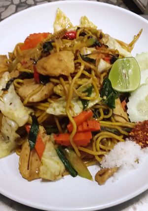 รูปของ เส้นเหลืองผัดขี้เมาไก่