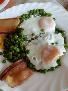 Una foto de Huevos especial con guisantes