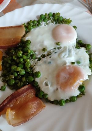 Una foto de Huevos especial con guisantes