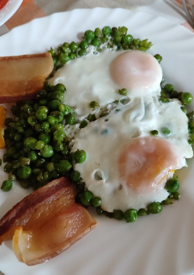 Una foto de Huevos especial con guisantes
