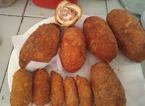 Una foto de Rollito de pollo, con jamón y queso