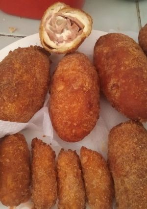 Una foto de Rollito de pollo, con jamón y queso