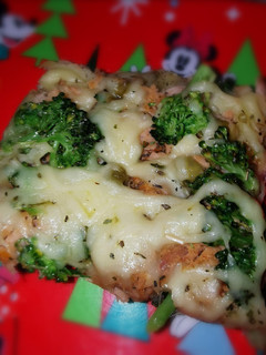 Una foto de Pastel de papa con atún brócoli y queso mozzarella, en la sartén
