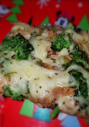 Una foto de Pastel de papa con atún brócoli y queso mozzarella, en la sartén